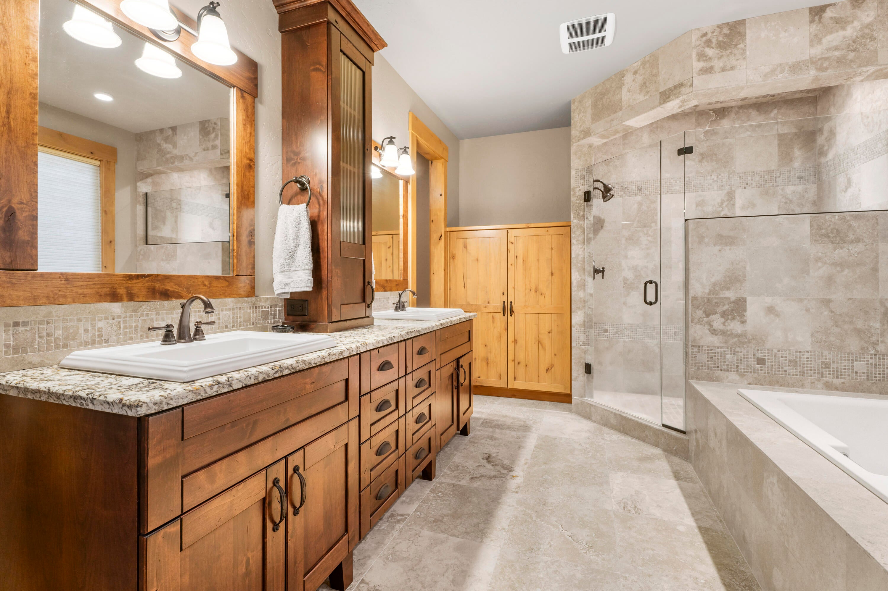 56431 Fireglass Loop, Unit 191 Bend, OR 97707 - Photo 22 of 50 Primary Bathroom