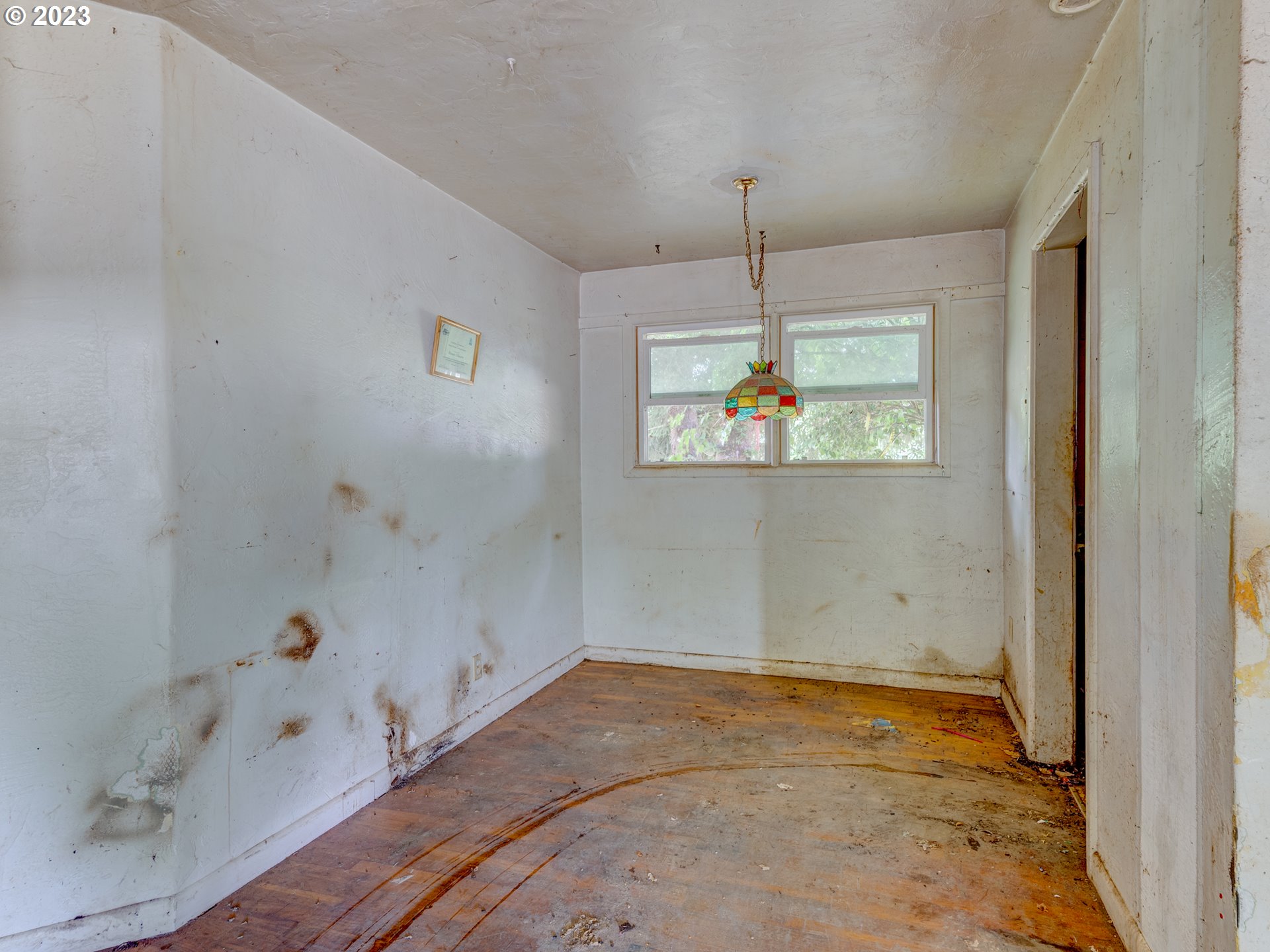 3350 Oriole Street Springfield, OR 97477 - Photo 3 of 15 a bathroom with a bathtub and a shower