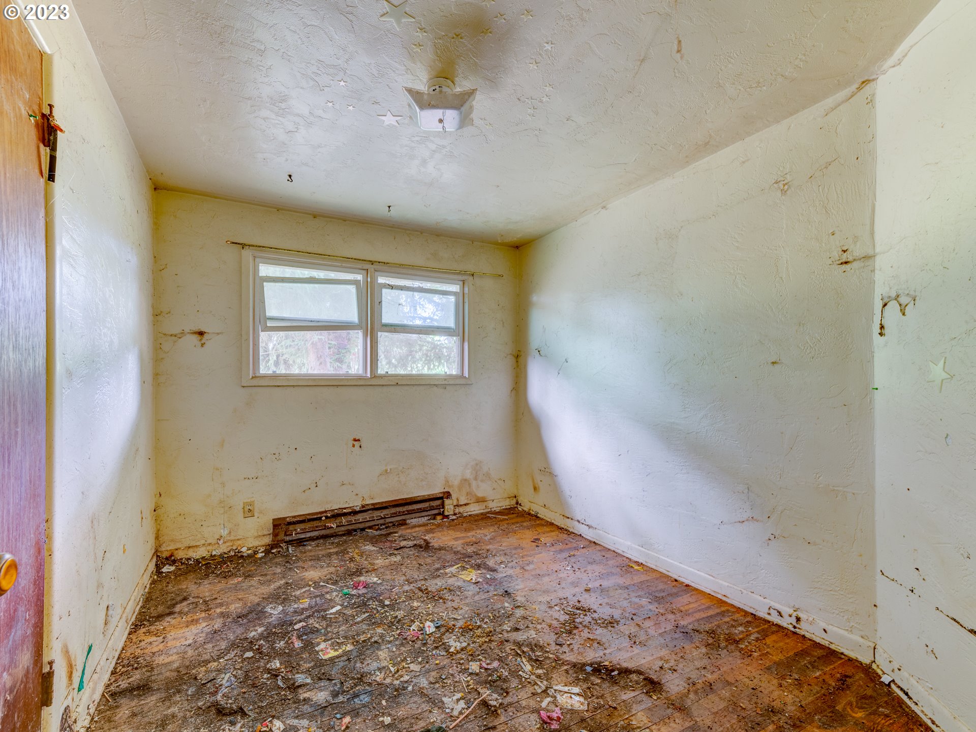 3350 Oriole Street Springfield, OR 97477 - Photo 7 of 15 an empty room with windows
