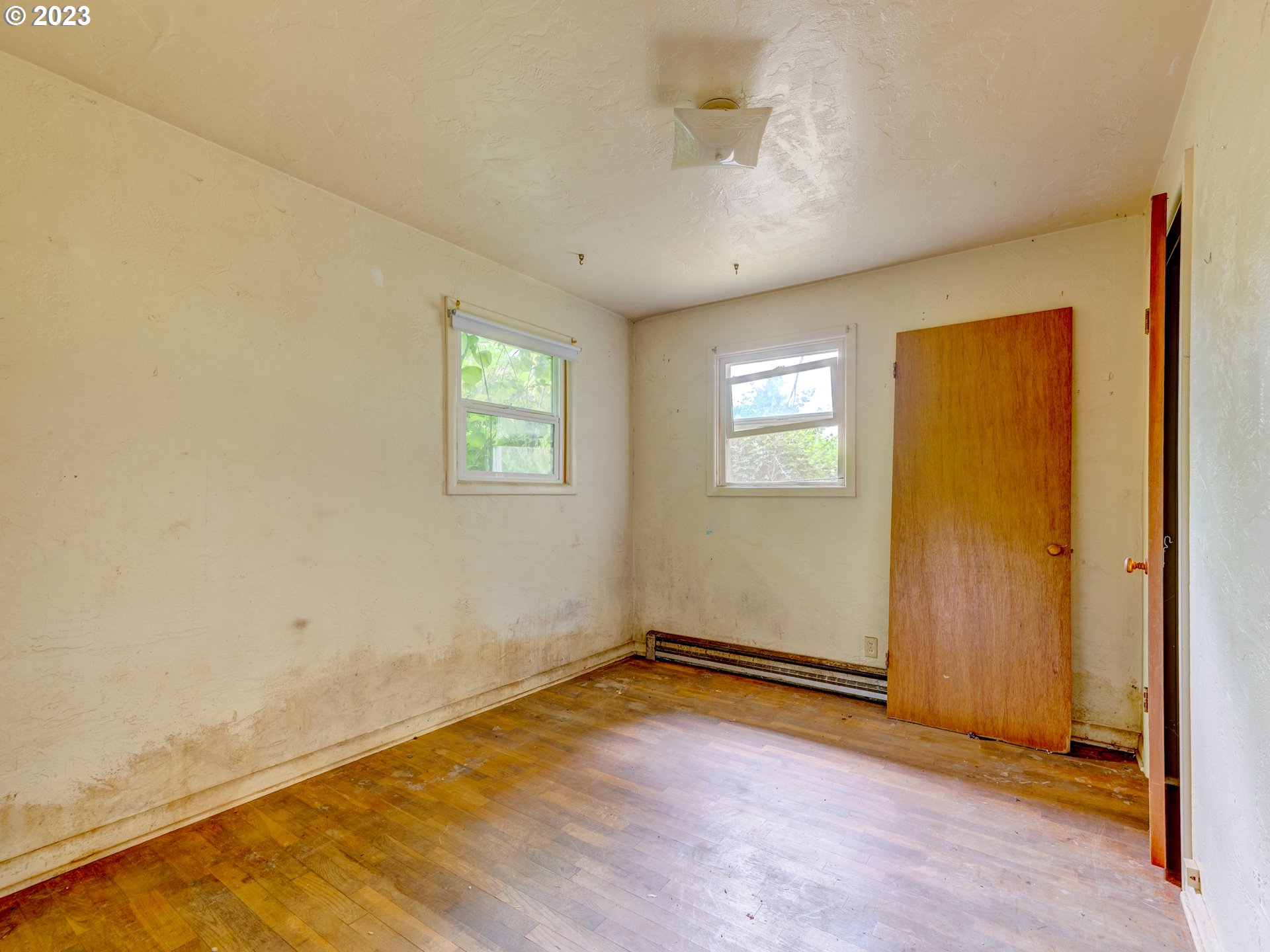 3350 Oriole Street Springfield, OR 97477 - Photo 8 of 15 an empty room with windows