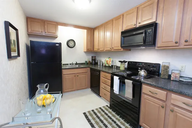 $1,875 | 106 West River Drive, Manchester, NH 03104