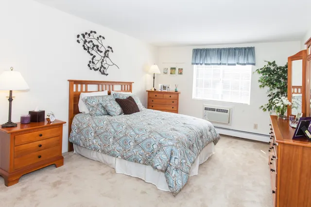 $1,875 | 106 West River Drive, Manchester, NH 03104