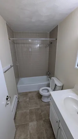 $1,875 | 106 West River Drive, Manchester, NH 03104