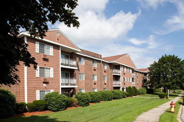 $1,875 | 106 West River Drive, Manchester, NH 03104