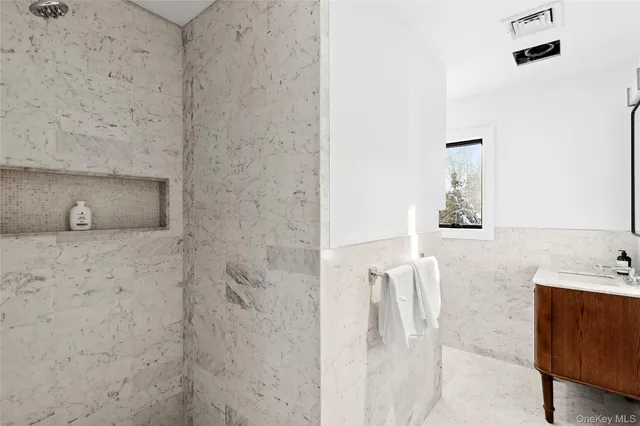 $3,165,000 | 221 Redwood Road, Sag Harbor, NY 11963