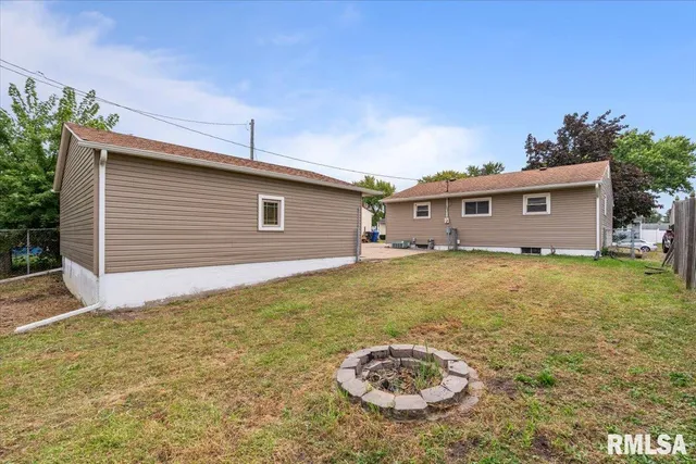 a view of a house with a backyard