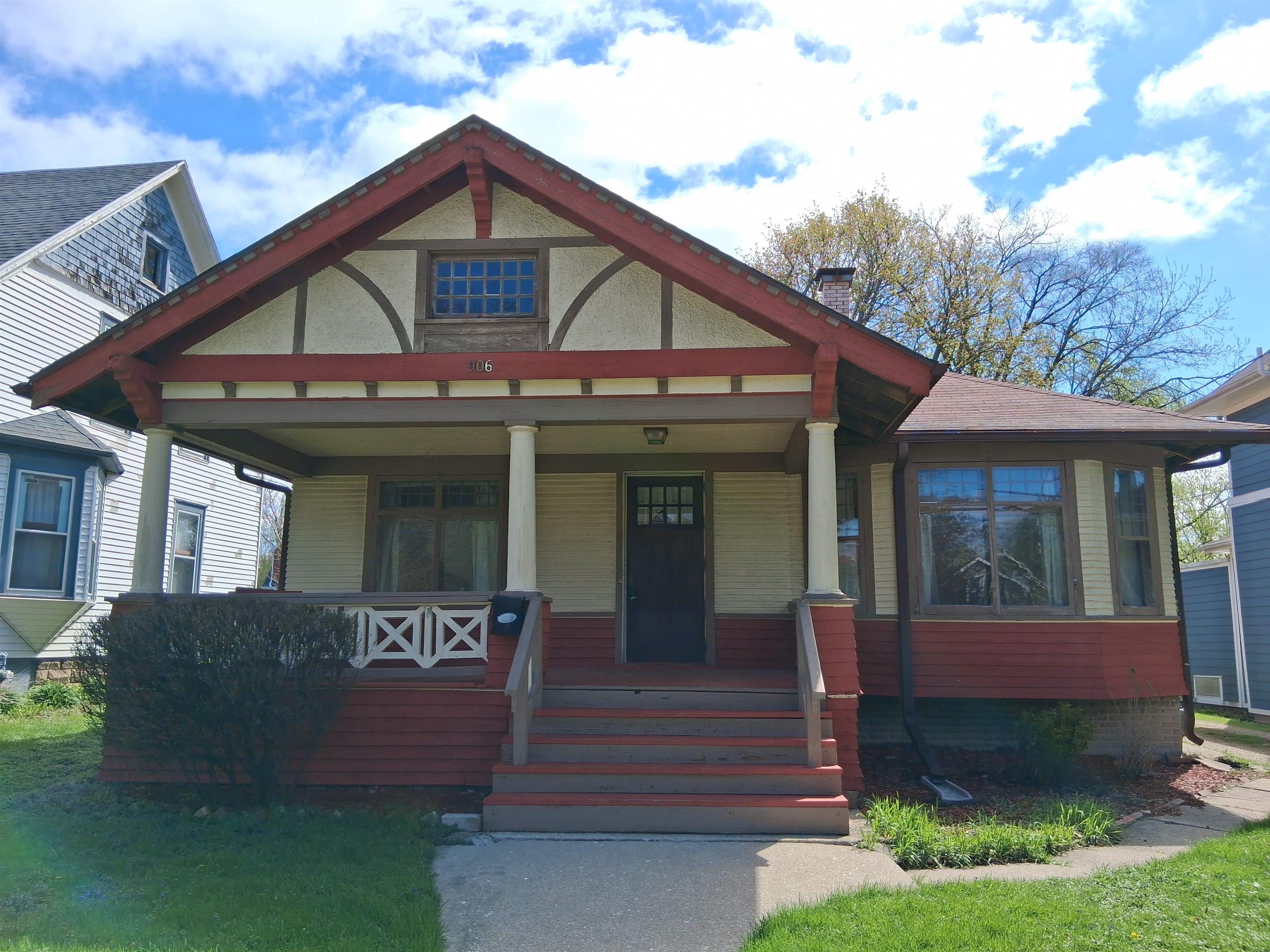 906 Somonauk Street Sycamore, IL 60178 - Photo 54 of 57 a front view of a house with garden