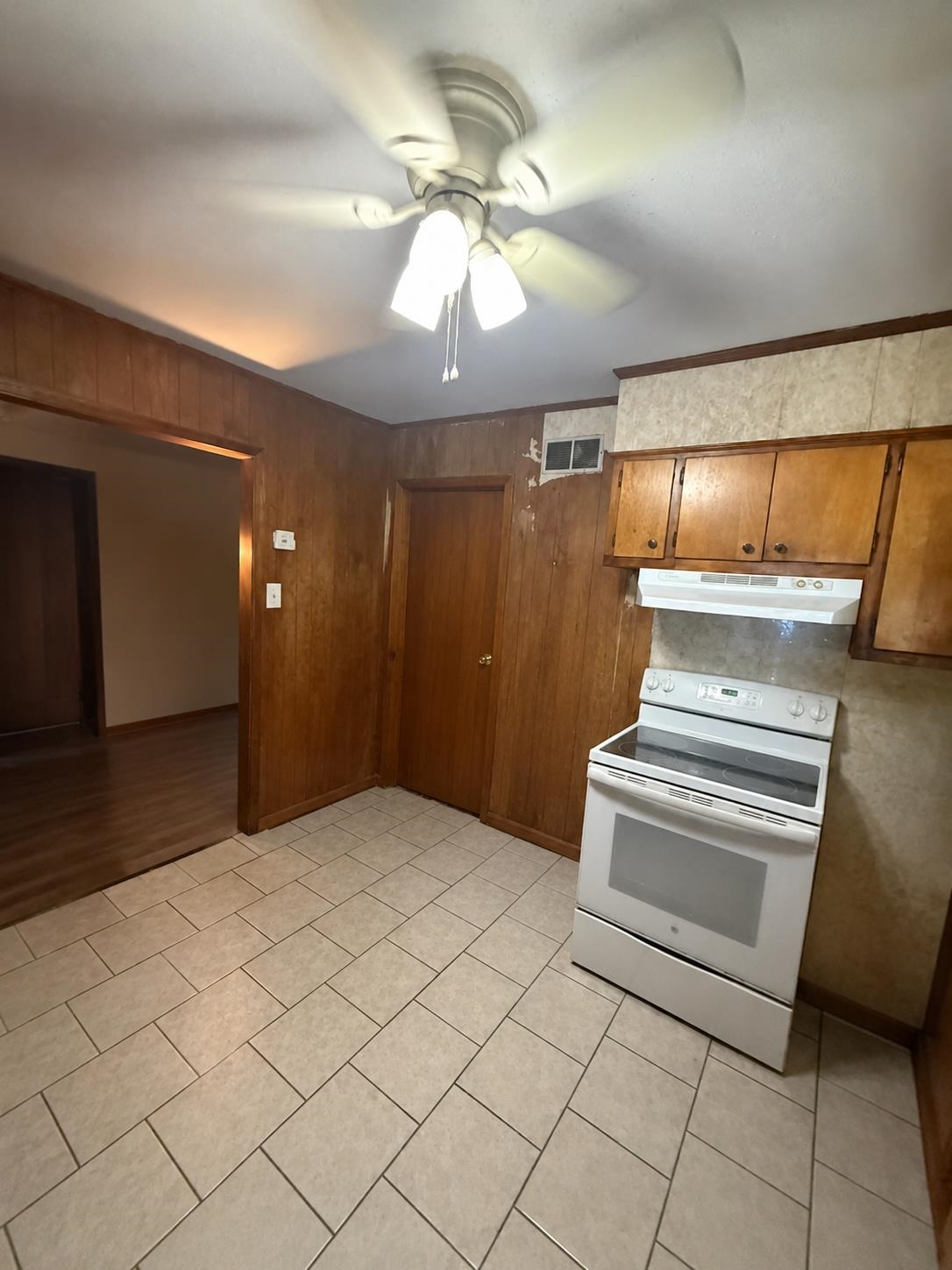 3960 West Union Road Millington, TN 38053 - Photo 2 of 10 a view of kitchen with furniture and chandelier
