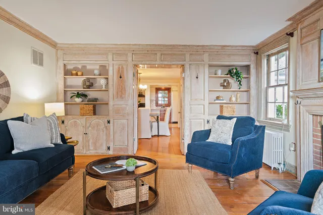 a view of an entryway with a livingroom