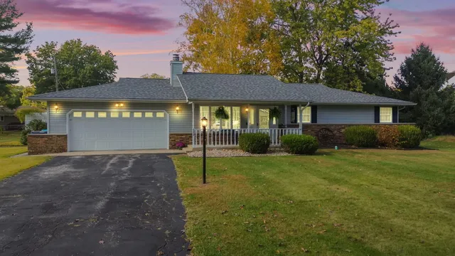 a view of backyard of the house