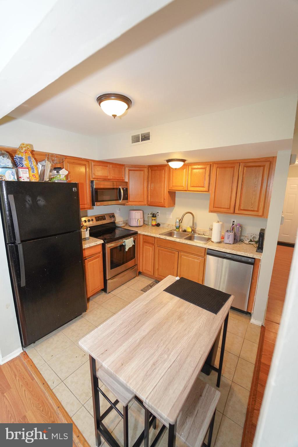 7 Brian Court New Castle, DE 19720 - Photo 8 of 17 a kitchen with granite countertop a refrigerator stove top oven and sink