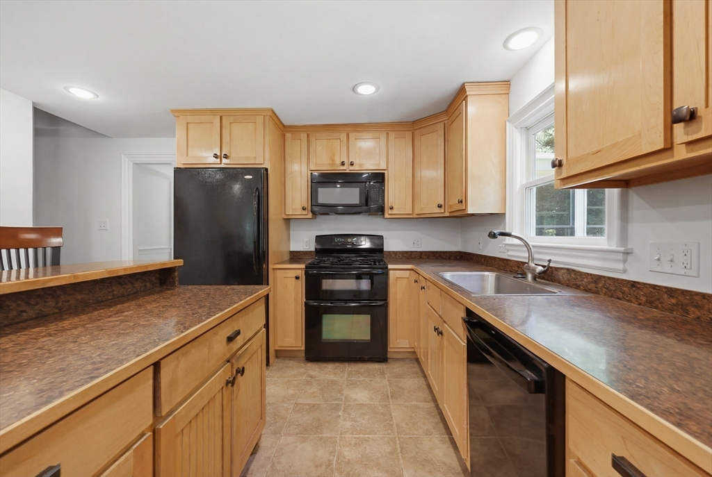 39 Beacon Street Amesbury, MA 01913 - Photo 12 of 41