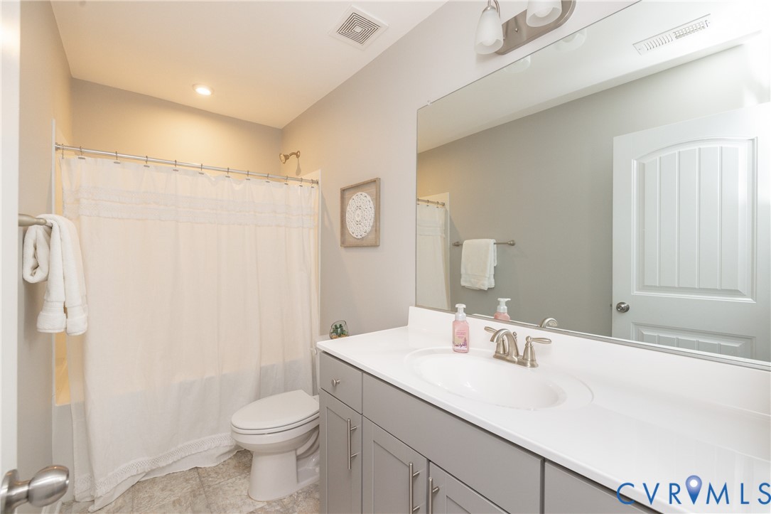 6418 Cassia Loop Moseley, VA 23120 - Photo 27 of 38 Hall bath on bedroom level