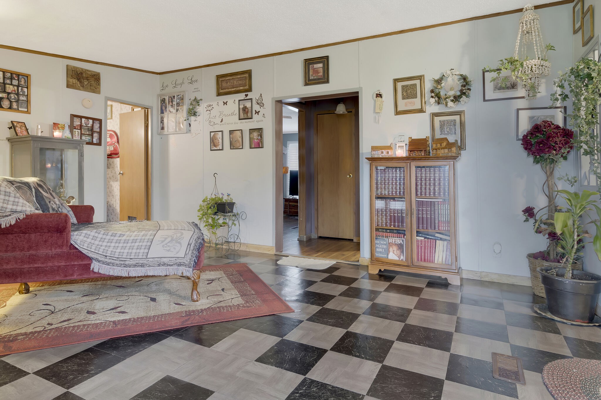 3209 Manley Drive Centerville, TN 37033 - Photo 5 of 23 a living room with furniture and a potted plant