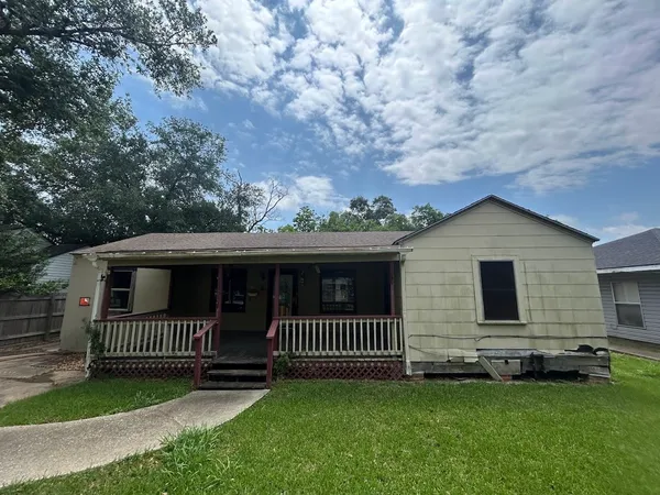 a view of front of house with a yard