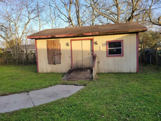 a view of a back yard of the house