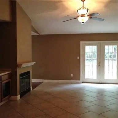 a view of livingroom with furniture