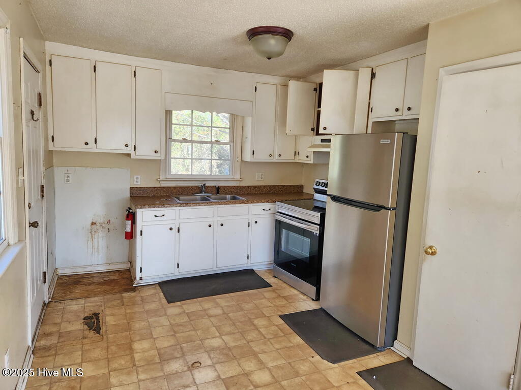 1010 East 7th Street Washington, NC 27889 - Photo 2 of 9 11 KITCHEN