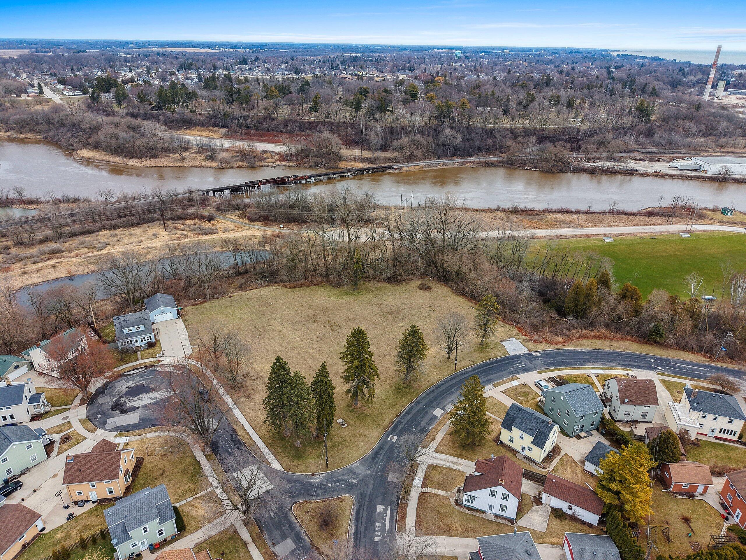 Lt1 Union Place Manitowoc, WI 54220 - Photo 13 of 14 DJI_20260410233826_0041_D(1).JPG-SMALL