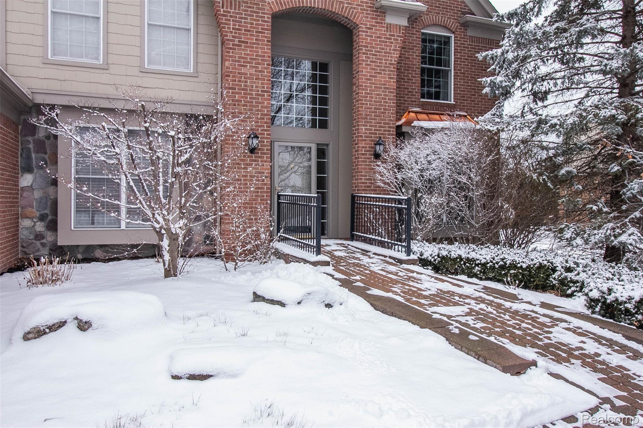 810 Loggers Circle Rochester, MI 48307 - Photo 3 of 73 3.jpg
