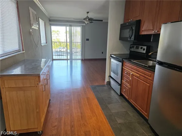$1,100 | 8162 Country Road, Unit 205, Fort Myers, FL 33919