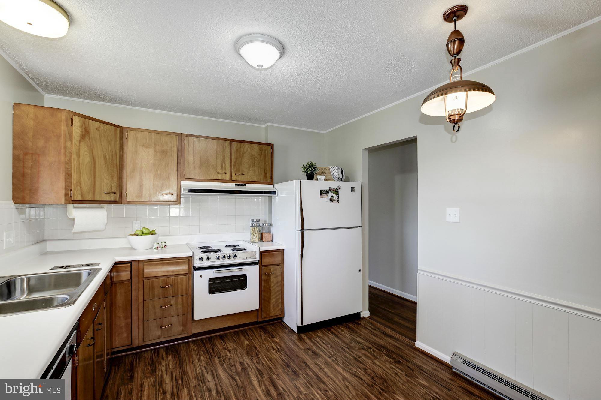 318 Williamsburg Road Sterling, VA 20164 - Photo 10 of 30 Eat-In Kitchen