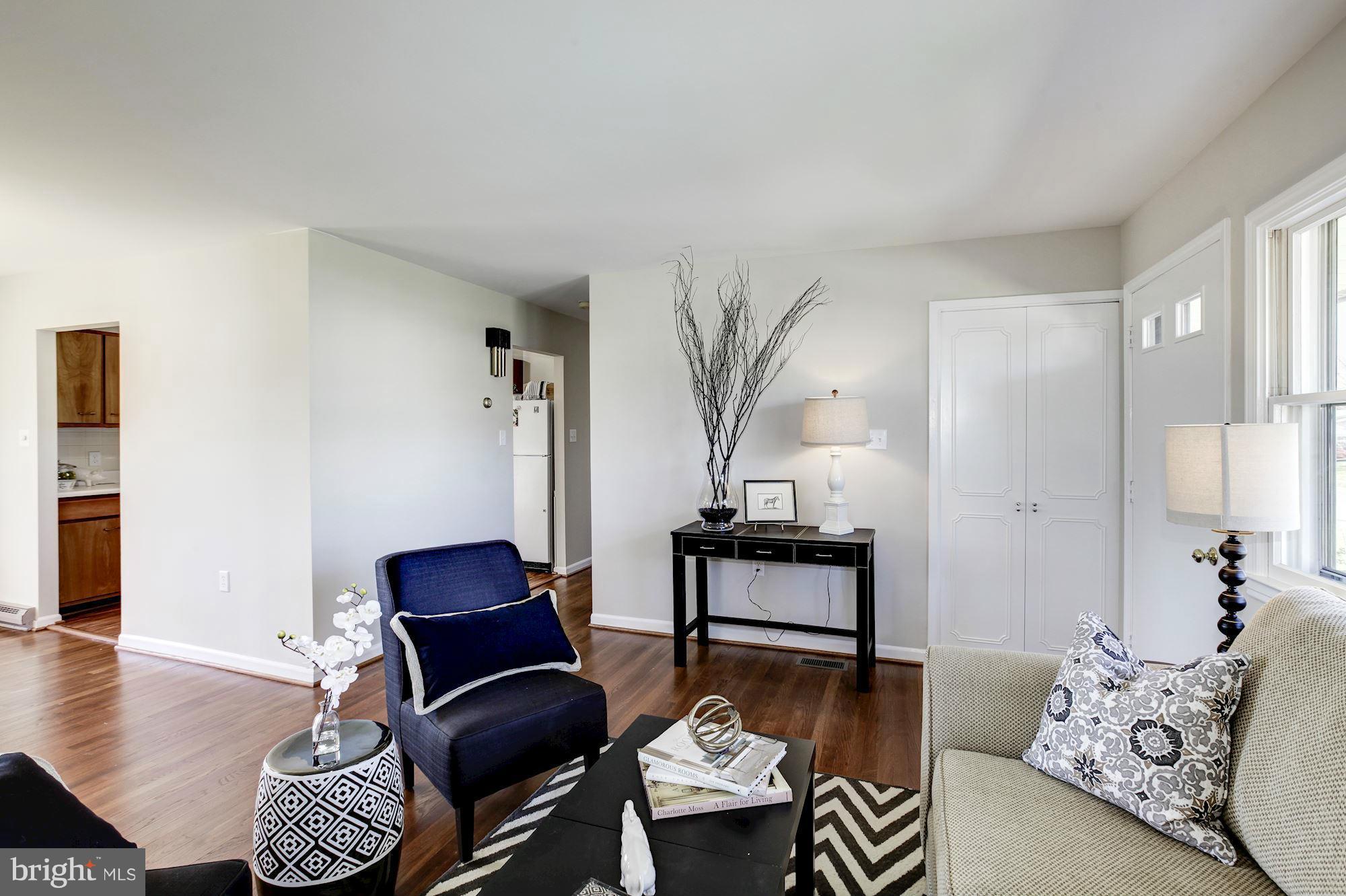 318 Williamsburg Road Sterling, VA 20164 - Photo 3 of 30 Bright