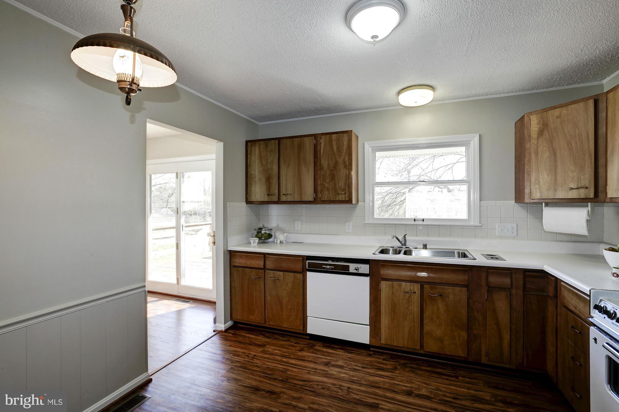 318 Williamsburg Road Sterling, VA 20164 - Photo 8 of 30 Spacious Kitchen