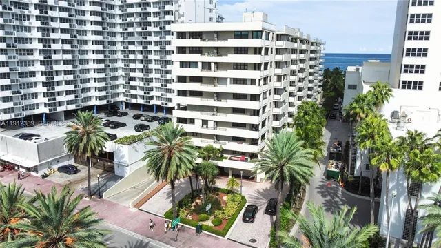 $3,200 | 1621 Collins Avenue, Unit 406, Miami Beach, FL 33139