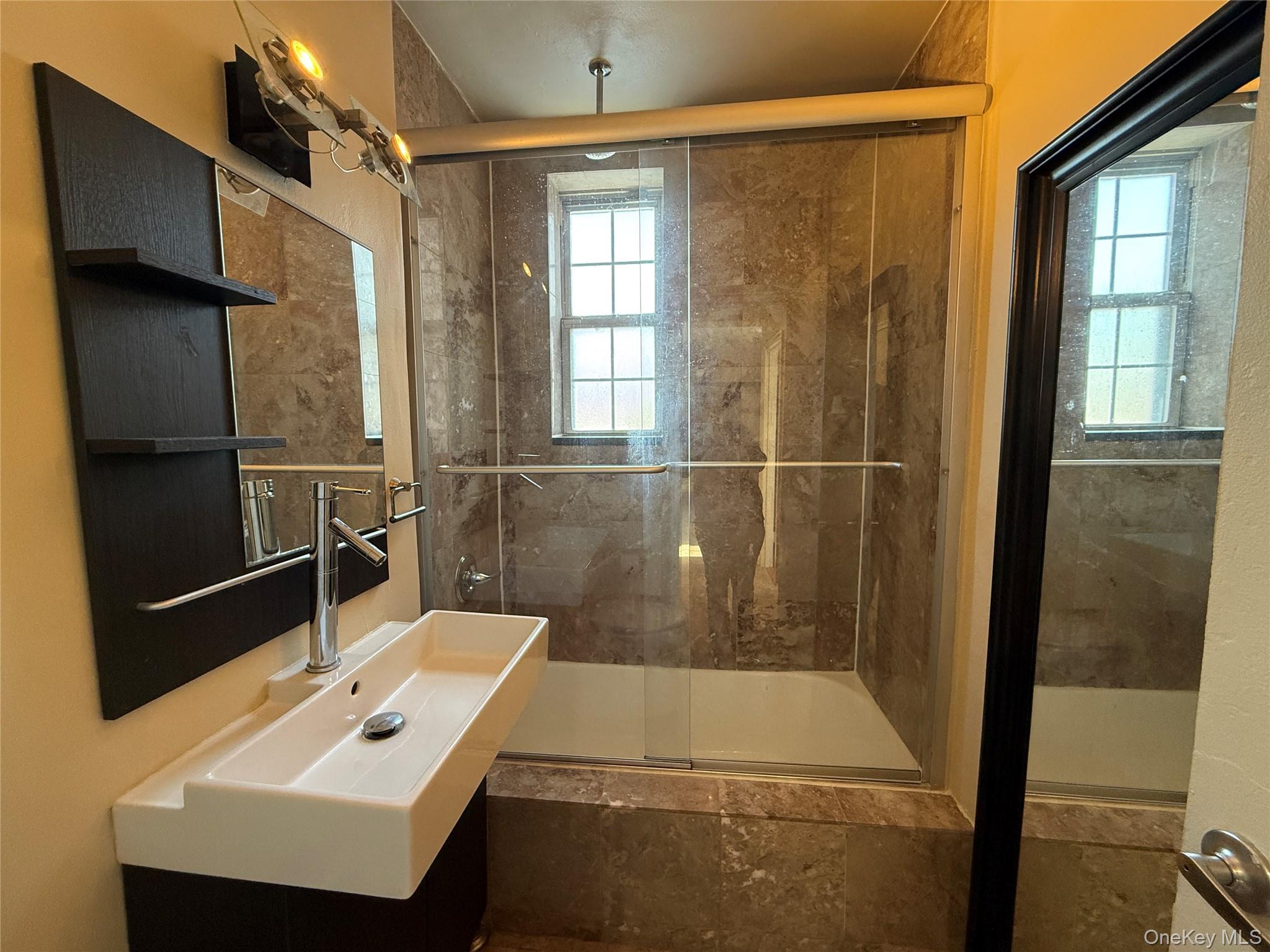 796 Bronx River Road, Unit B38 Bronxville, NY 10708 - Photo 12 of 31 a bathroom with a sink and a bathtub