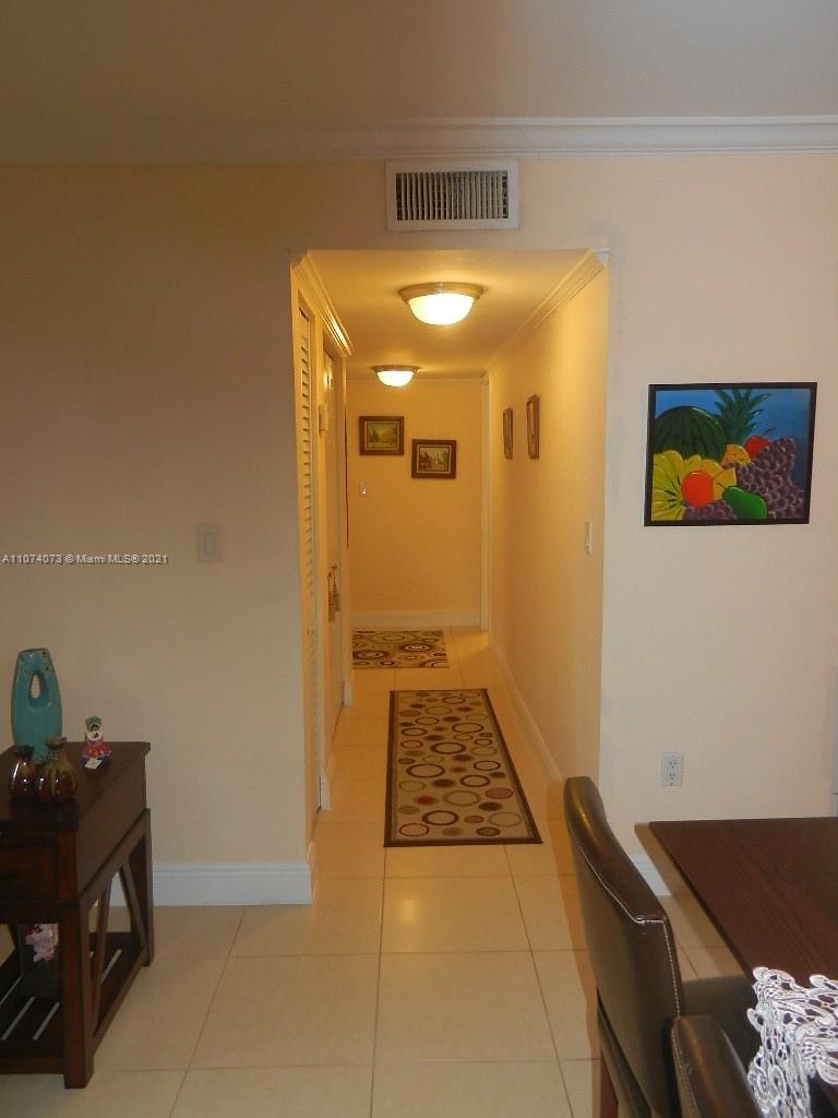 721 North Pine Island Road, Unit 112 Plantation, FL 33324 - Photo 16 of 27 a bathroom with a tub