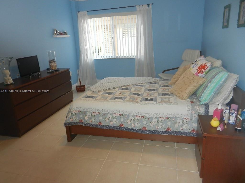 721 North Pine Island Road, Unit 112 Plantation, FL 33324 - Photo 22 of 27 a bedroom with a bed and window