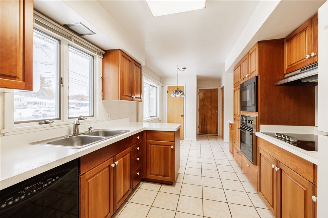 254 Parkview Drive Rochester, NY 14625 - Photo 5 of 36