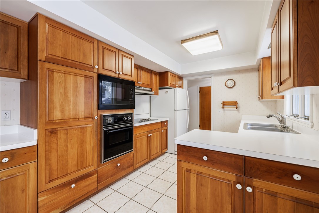 254 Parkview Drive Rochester, NY 14625 - Photo 6 of 36