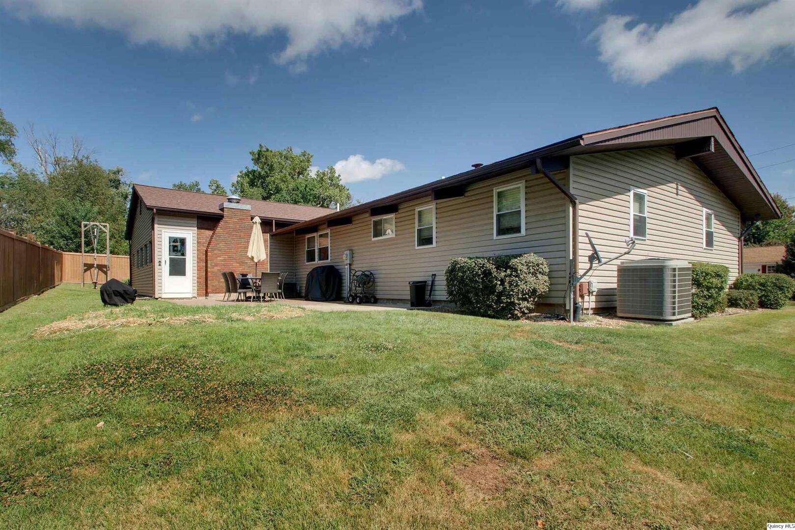 722 Ridgewood Drive Quincy, IL 62301 - Photo 2 of 23 Gallery Image 2