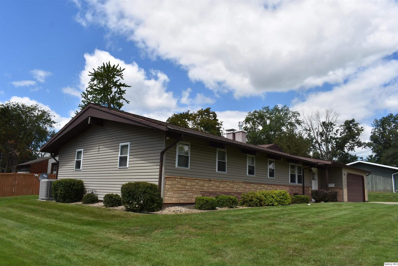 722 Ridgewood Drive Quincy, IL 62301 - Photo 4 of 23 Gallery Image 4