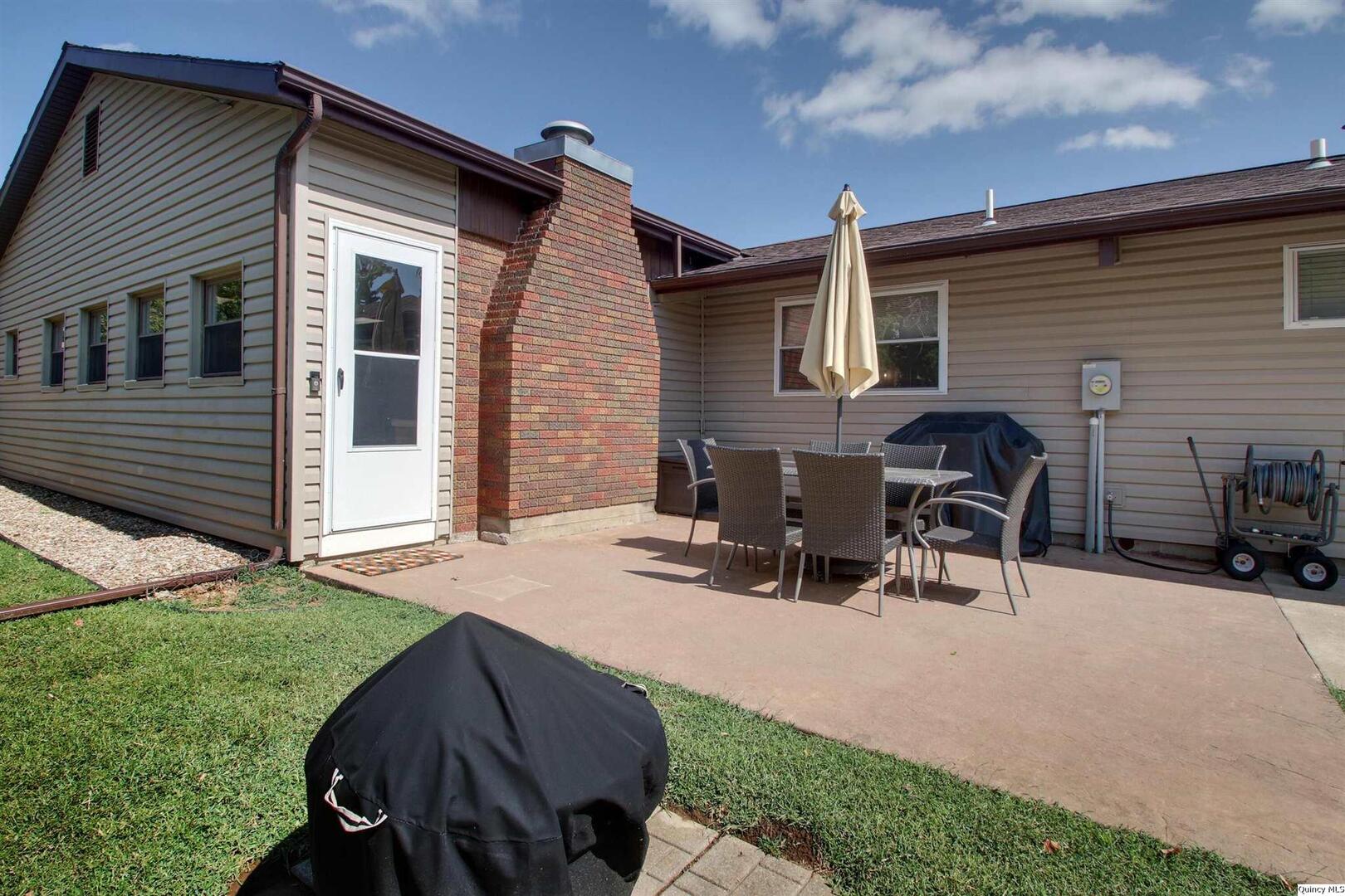 722 Ridgewood Drive Quincy, IL 62301 - Photo 5 of 23 Gallery Image 5