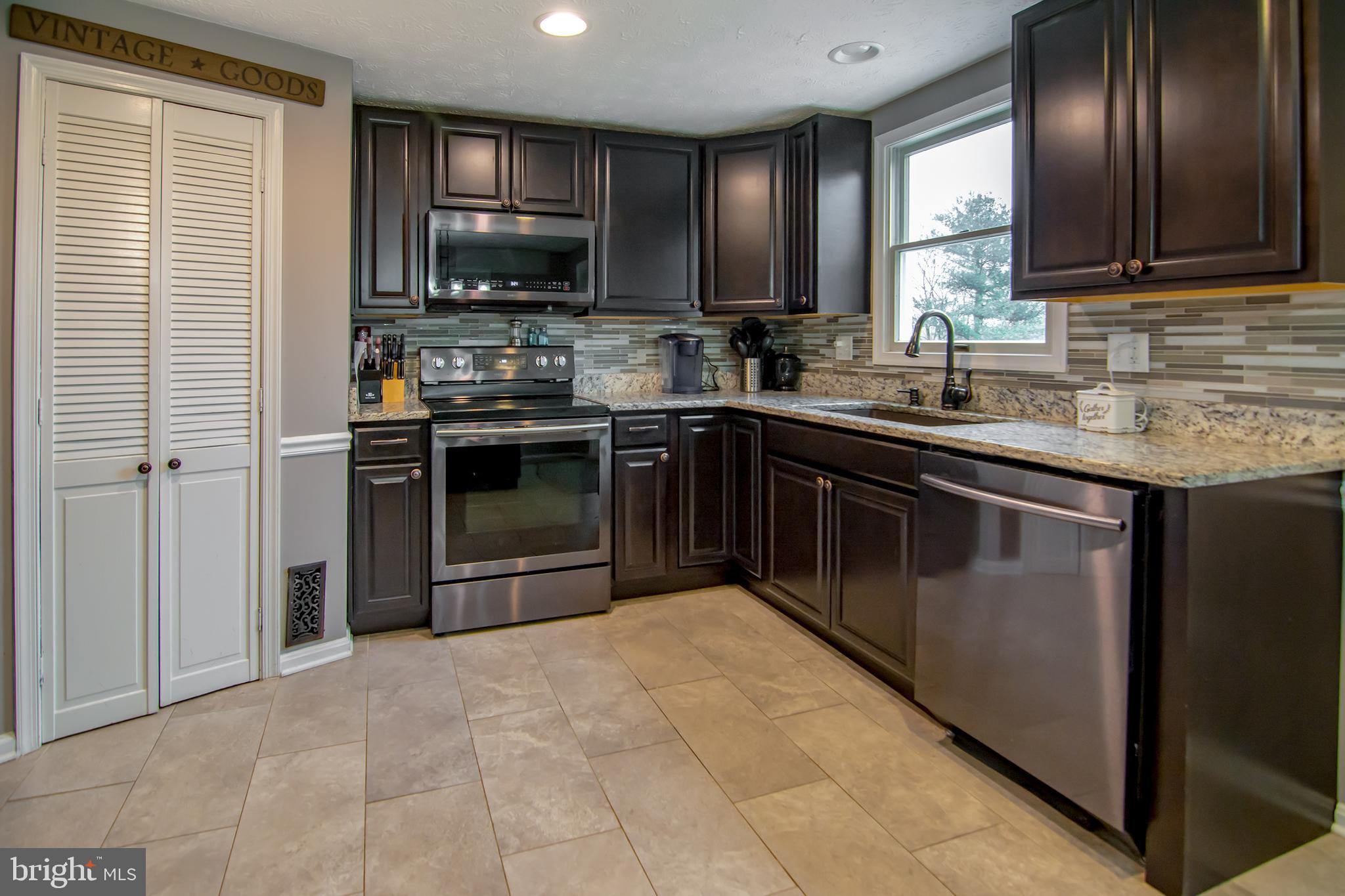 609 Northview Road Mount Airy, MD 21771 - Photo 7 of 30 stainless appliances & upgraded counter tops