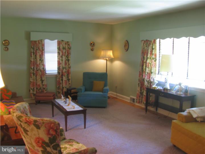 1515 Robin Road Coatesville, PA 19320 - Photo 5 of 19 Living Room