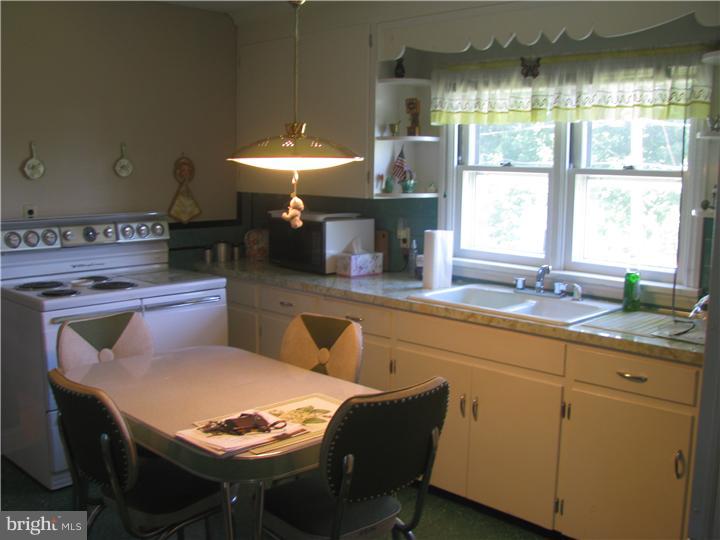 1515 Robin Road Coatesville, PA 19320 - Photo 10 of 19 Kitchen