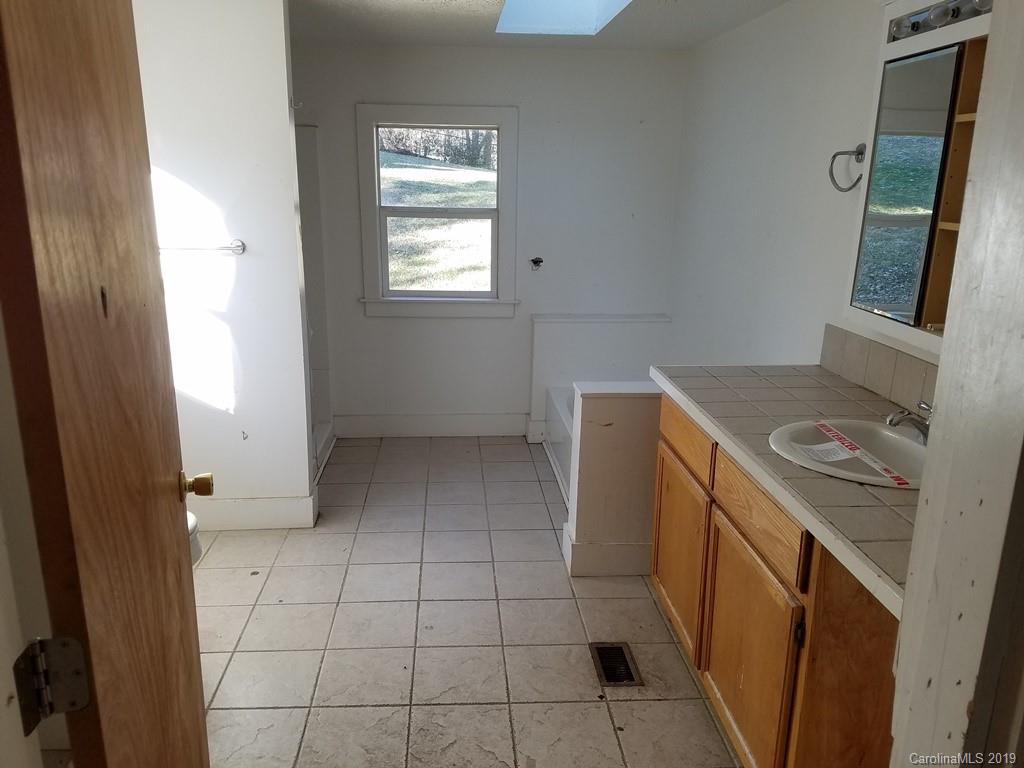 71 Reeves Road Leicester, NC 28748 - Photo 10 of 14 Gallery Image 10