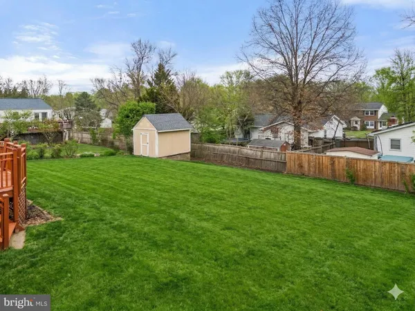 a view of a back yard