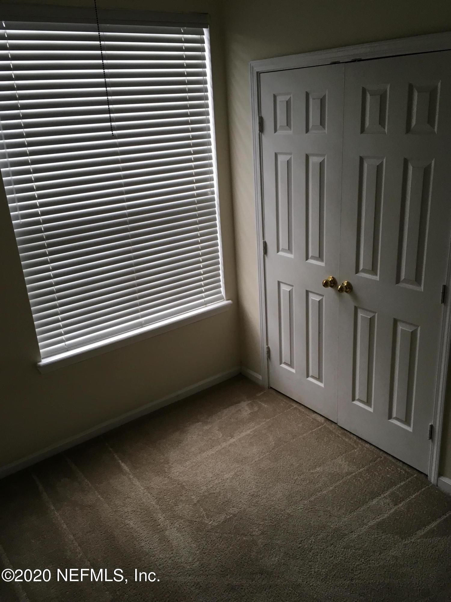 10550 Baymeadows Road, Unit 806 Jacksonville, FL 32256 - Photo 14 of 30 a view of a livingroom with a chair