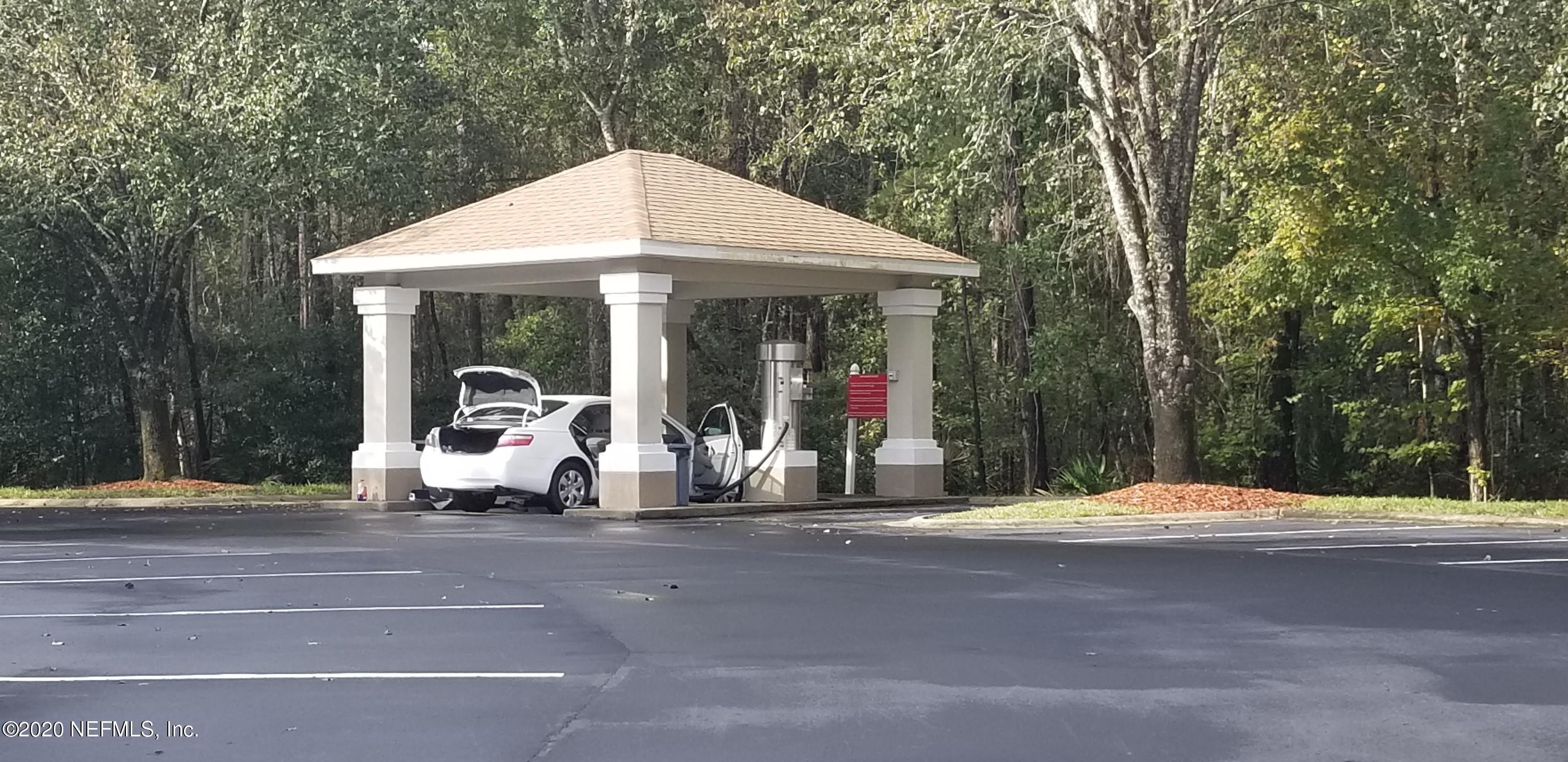10550 Baymeadows Road, Unit 806 Jacksonville, FL 32256 - Photo 30 of 30 a front view of a house with basket ball court and yard
