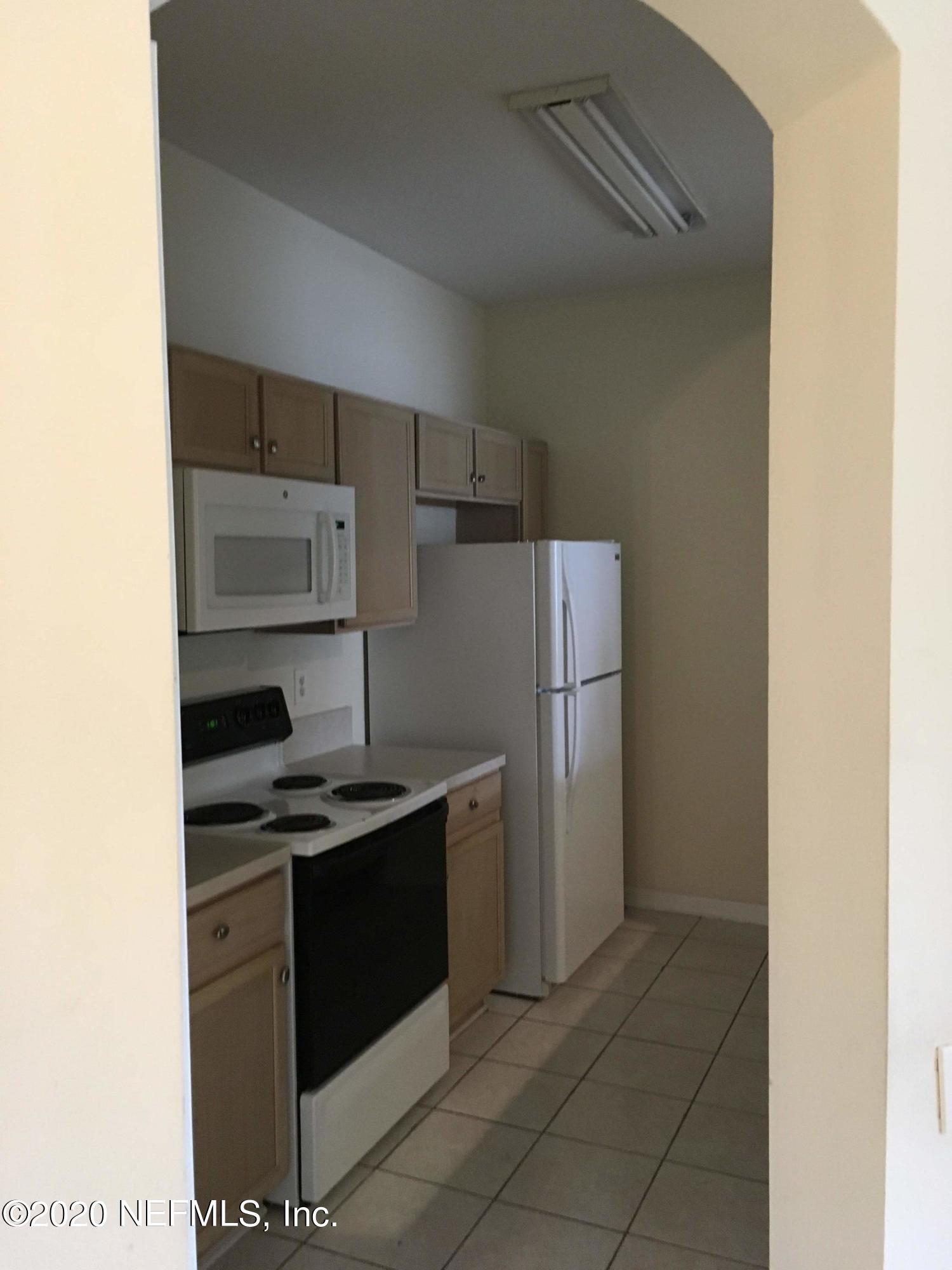 10550 Baymeadows Road, Unit 806 Jacksonville, FL 32256 - Photo 8 of 30 a kitchen with a stove top oven and refrigerator