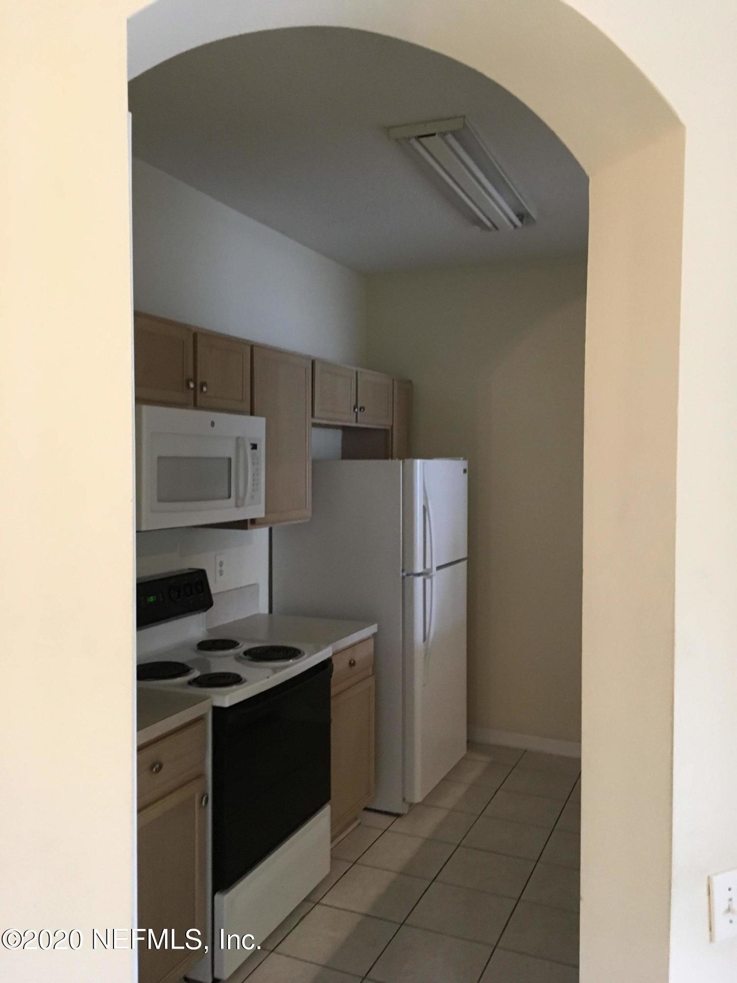 10550 Baymeadows Road, Unit 806 Jacksonville, FL 32256 - Photo 9 of 30 a kitchen with a refrigerator and a stove