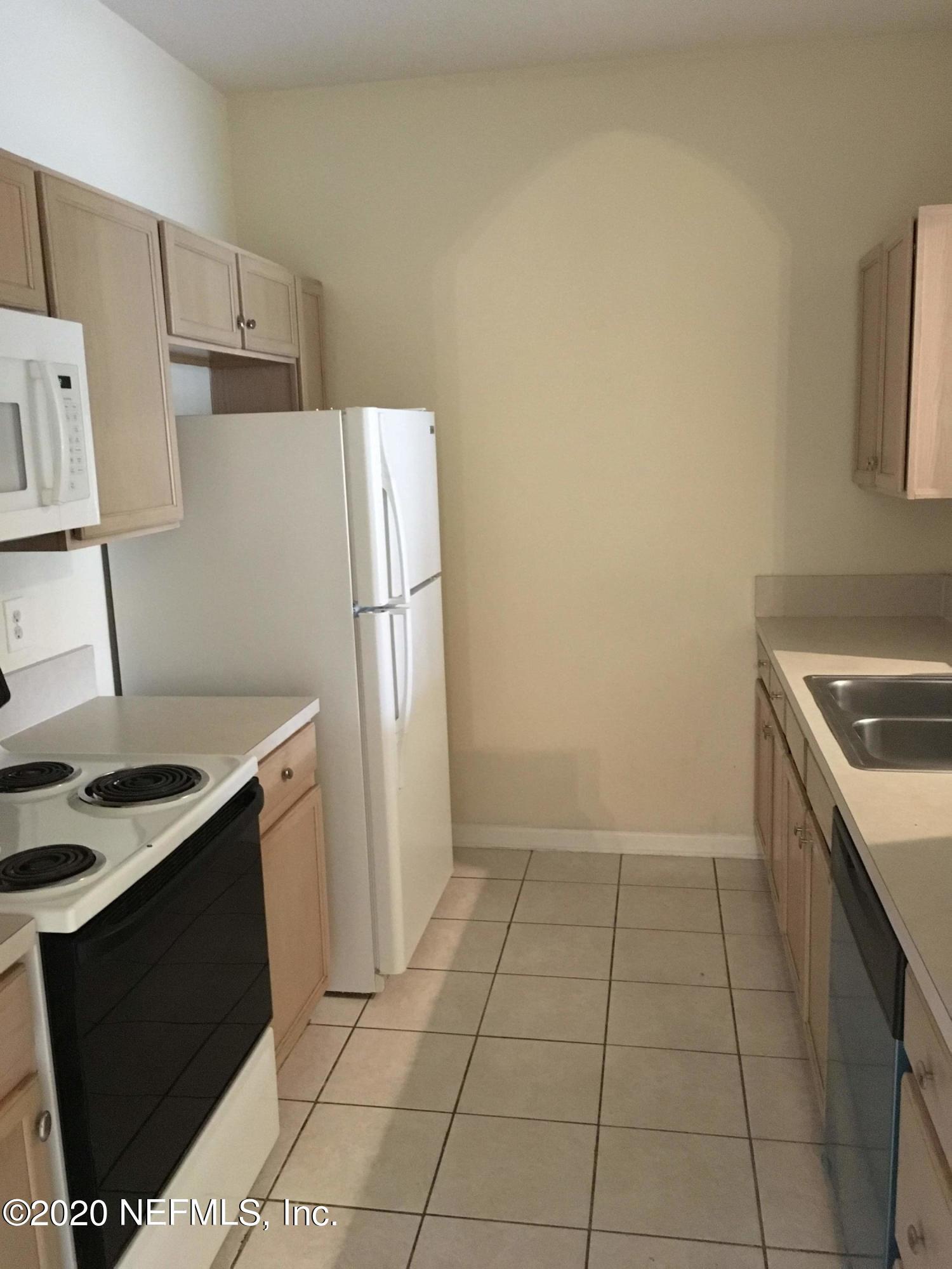 10550 Baymeadows Road, Unit 806 Jacksonville, FL 32256 - Photo 10 of 30 a kitchen with a sink a refrigerator and a stove