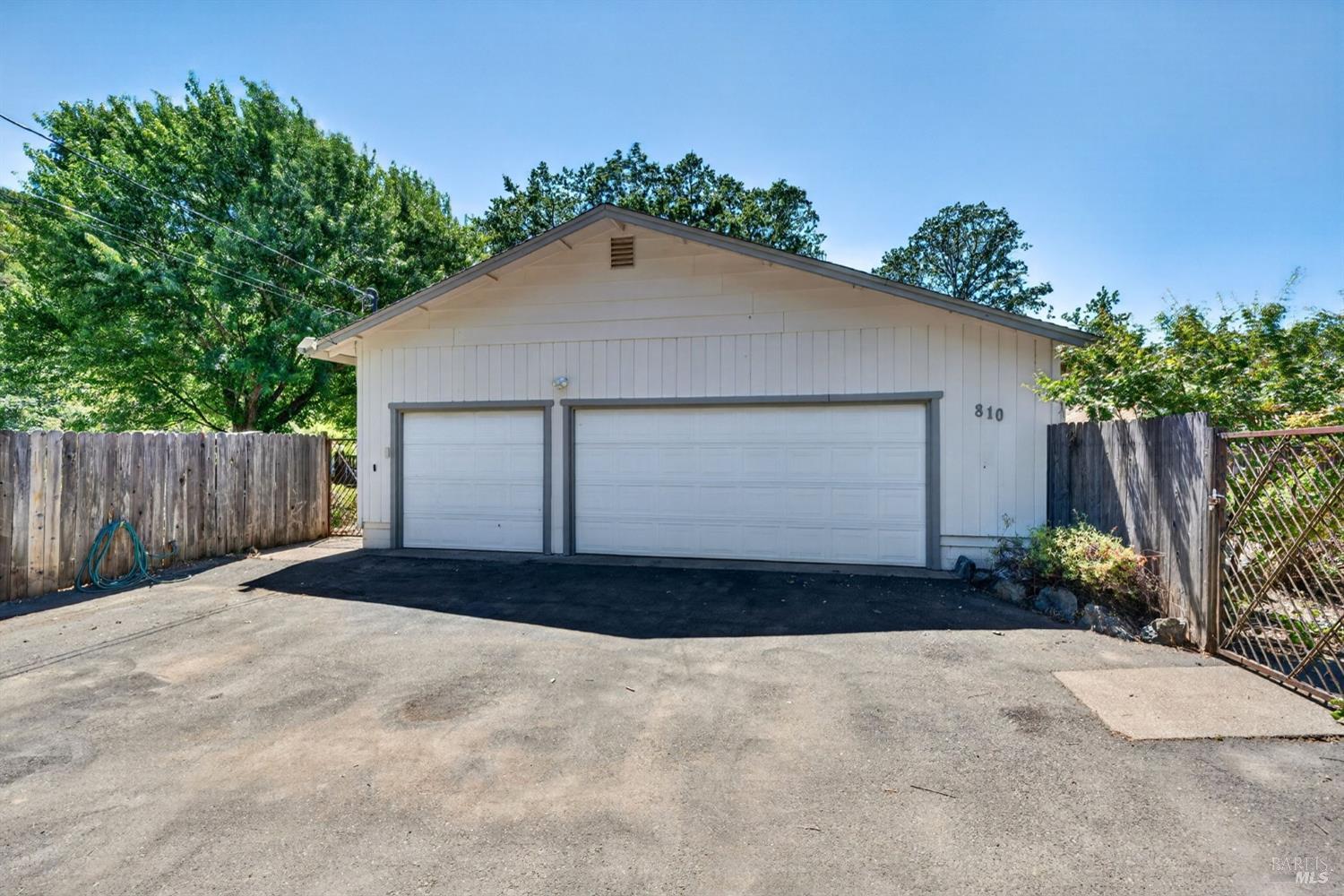 810 McNab Ranch Road Ukiah, CA 95482 - Photo 31 of 32 a front view of a house with a yard and garage