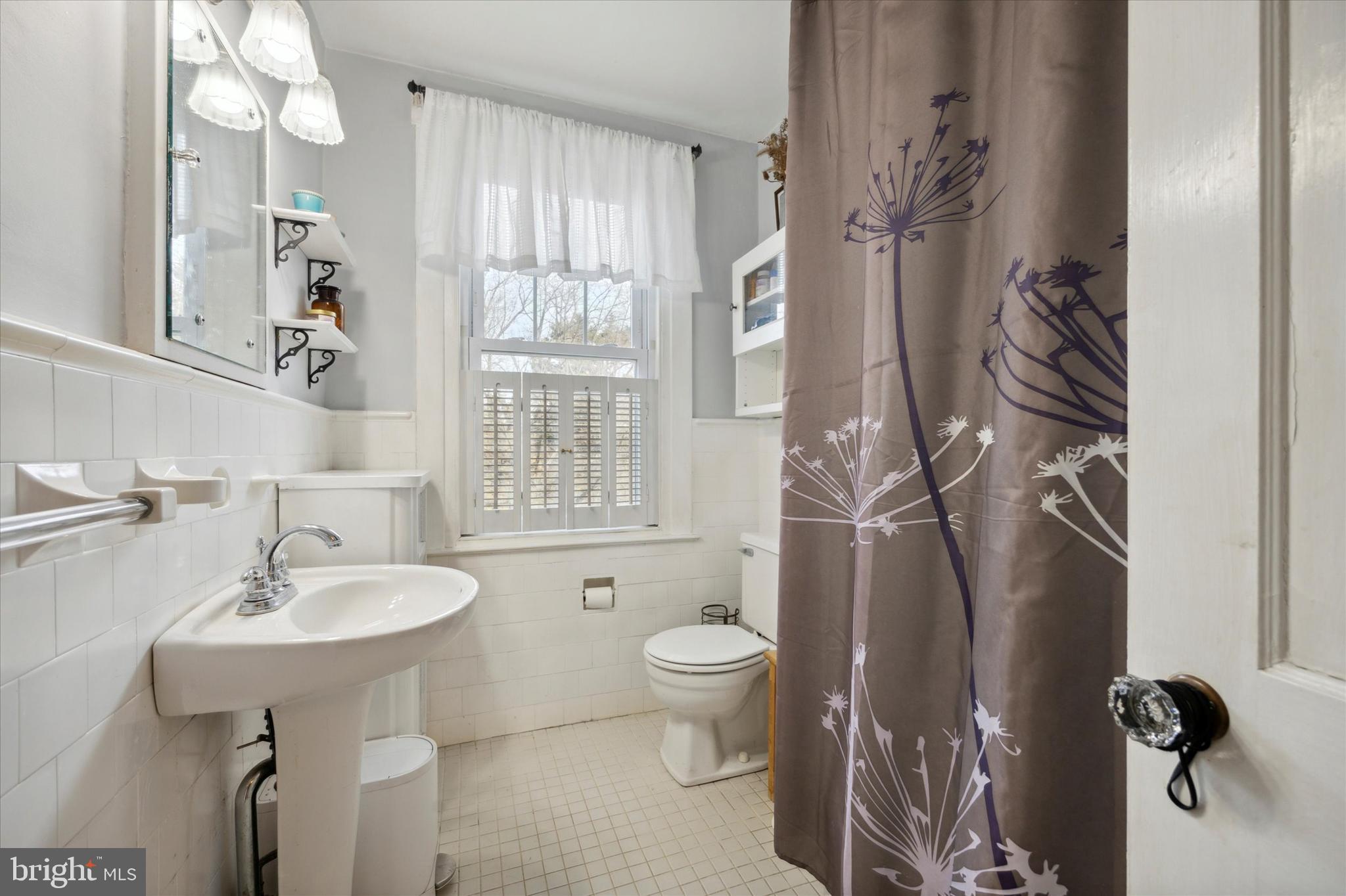 671 Roxborough Avenue Philadelphia, PA 19128 - Photo 11 of 15 Full bathroom