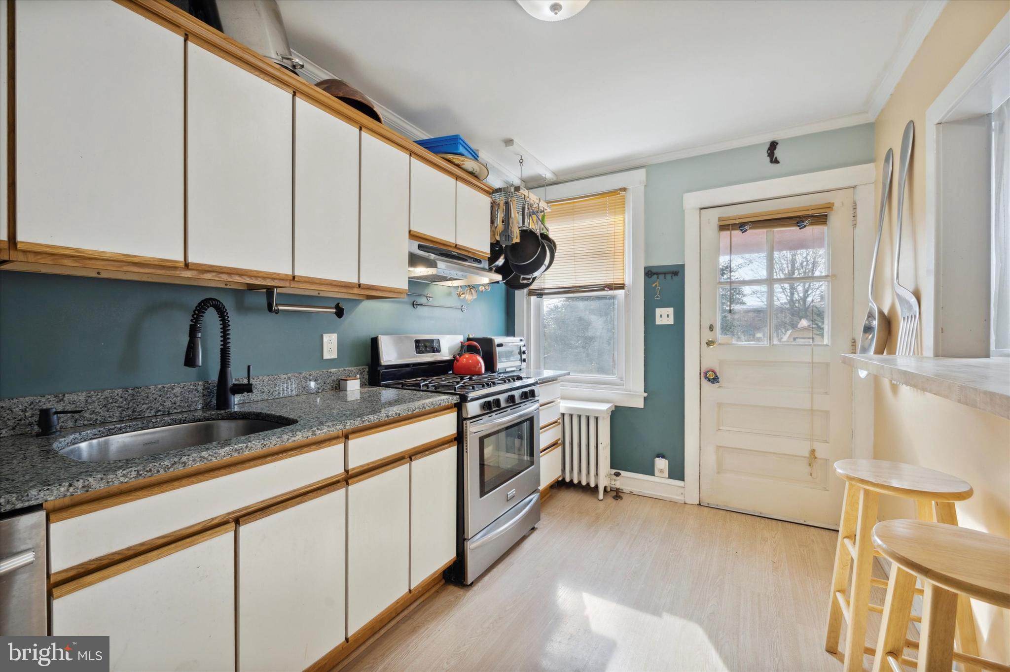 671 Roxborough Avenue Philadelphia, PA 19128 - Photo 6 of 15 Kitchen/breakfast bar